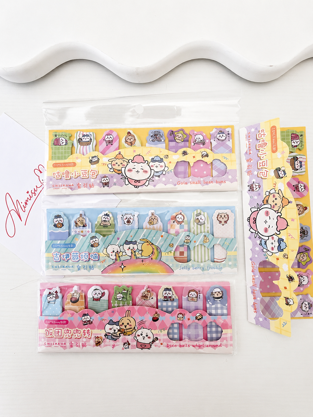 Marque-pages kawaii Chiikawa posés sur un livre ouvert – Mimisu
