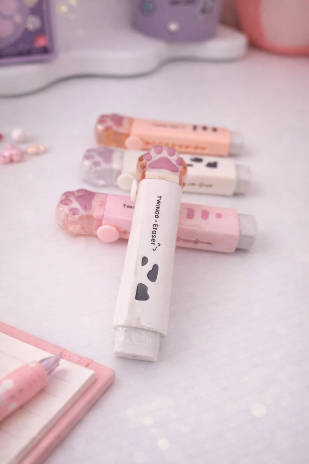 Gomme rétractable patte de chat kawaii posée sur un bureau – Mimisu
