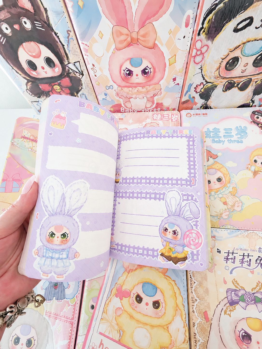 Carnet journaling kawaii Baby Three tenu en main pour montrer la taille – Mimisu
