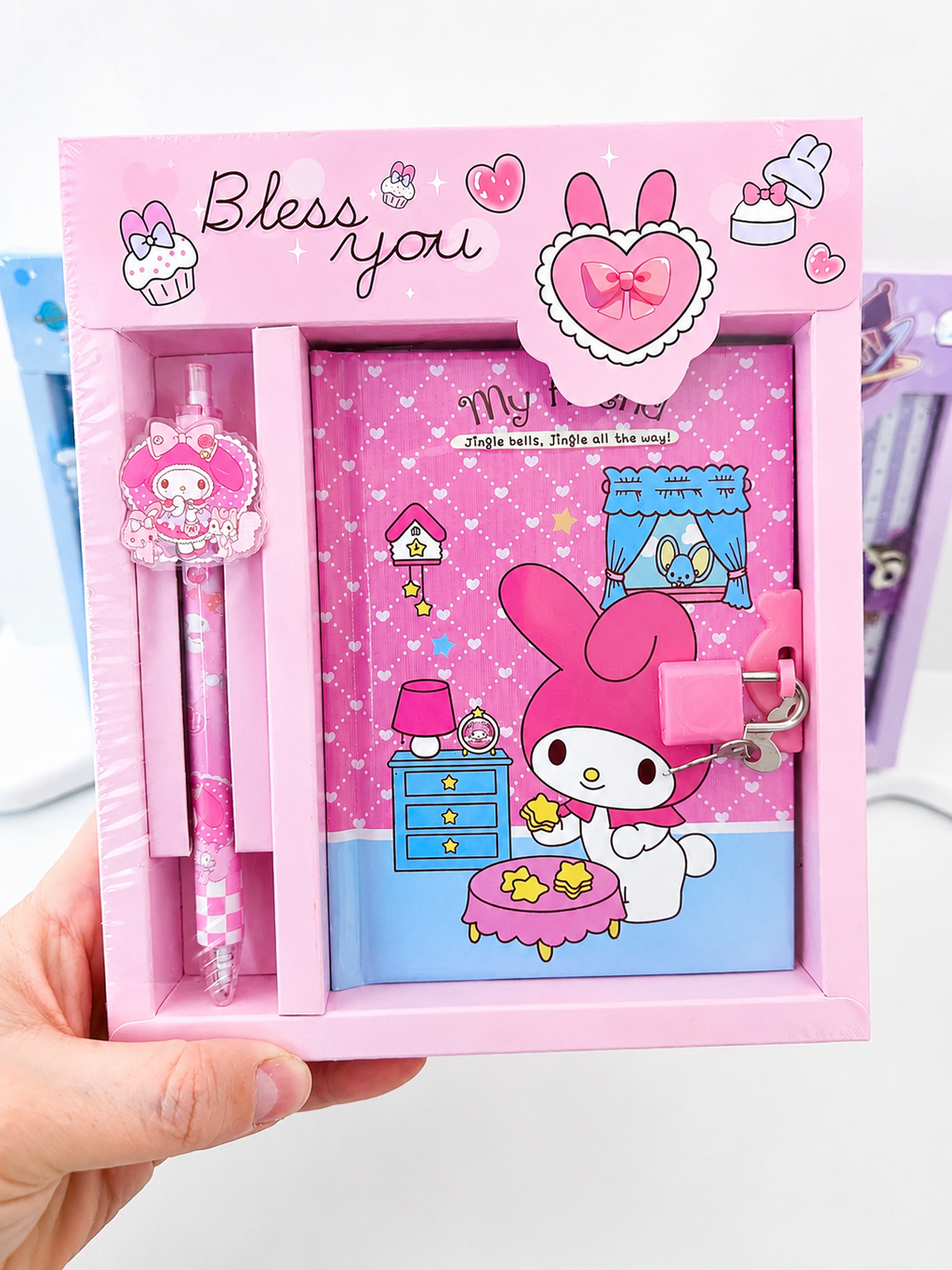 Coffret journal intime kawaii Sanrio posé sur un bureau pastel – Mimisu
