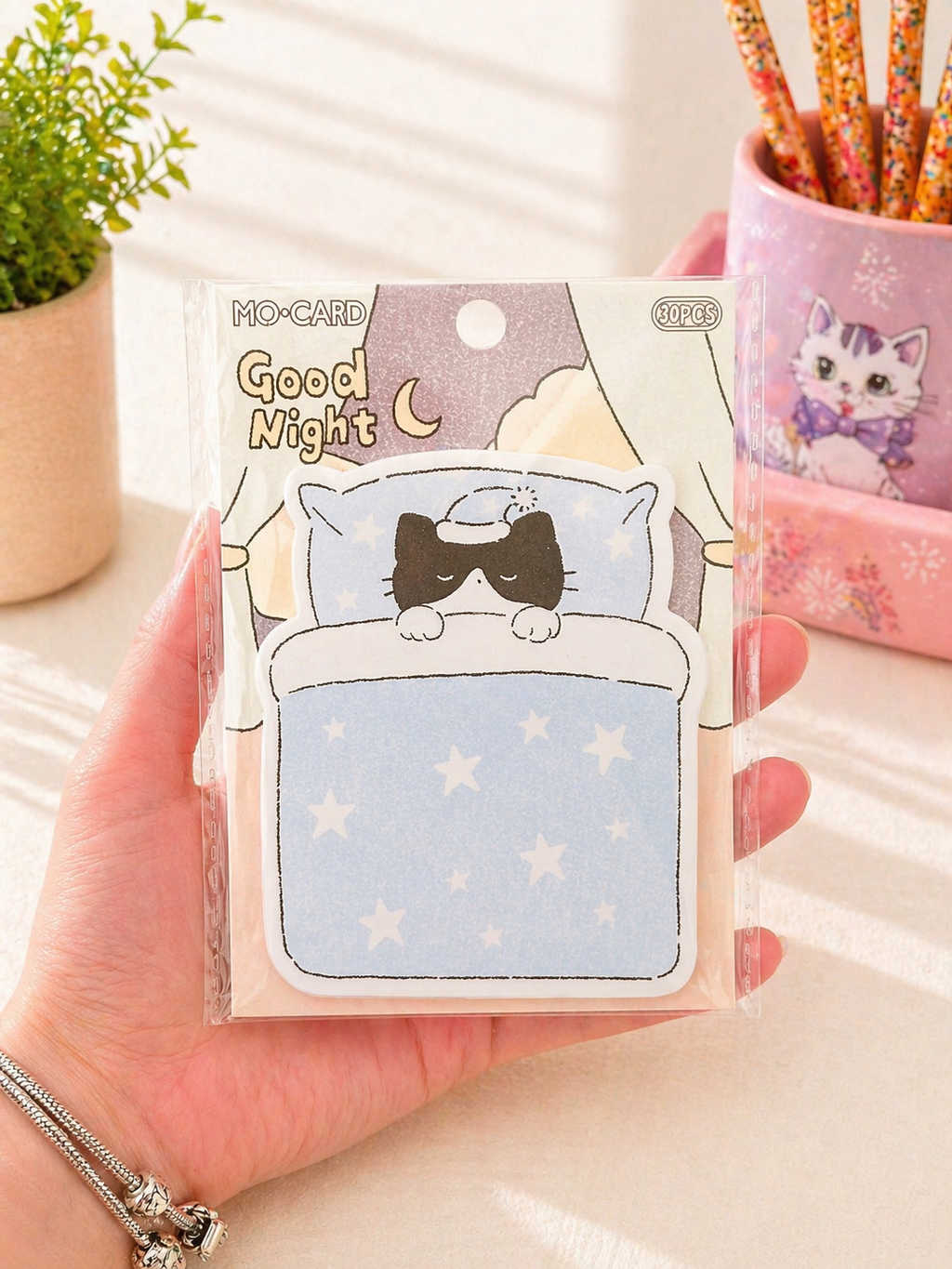 Bloc-notes kawaii chat MO·CARD posé sur un bureau pastel – Mimisu
