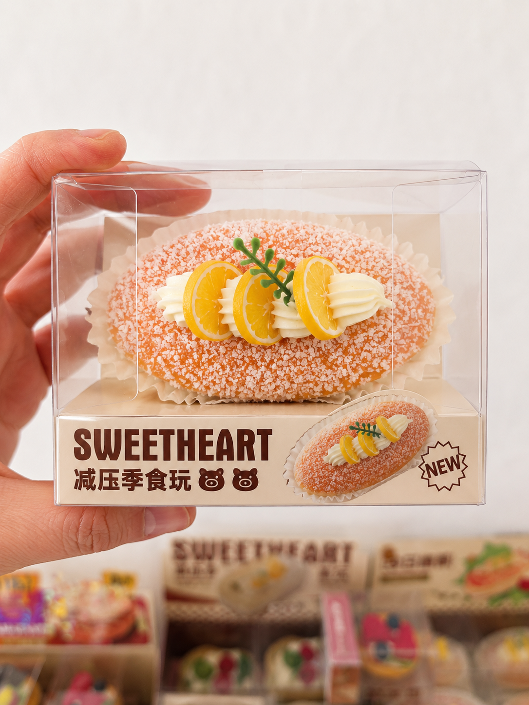 Squishy Éclair Sweetheart Kawaii Aimanté 🍋🧡 – Boîte Vitrine