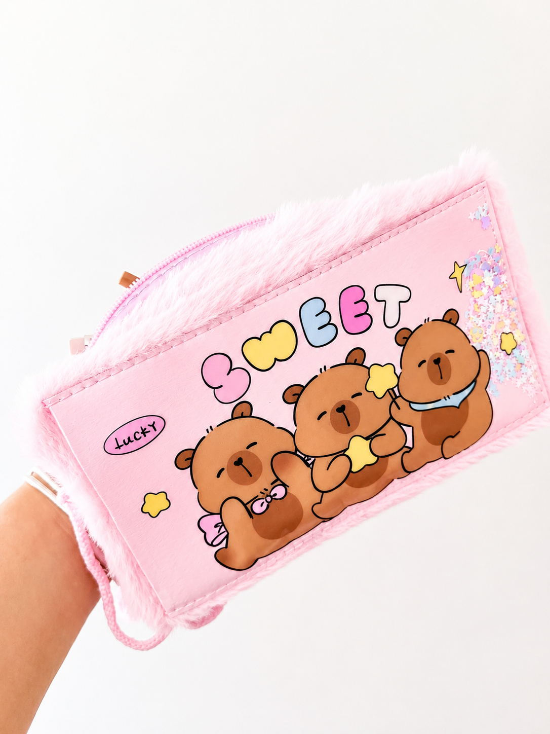 Trousse kawaii Capybara peluche tenue en main pour montrer la taille – Mimisu
