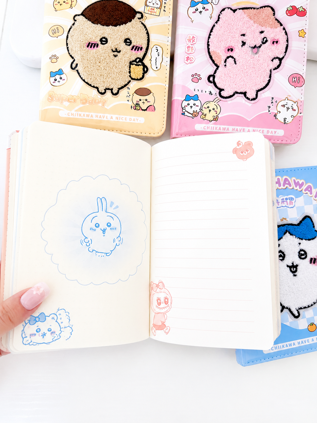 Carnet Chiikawa Minikawa posé sur un bureau pastel – Mimisu
