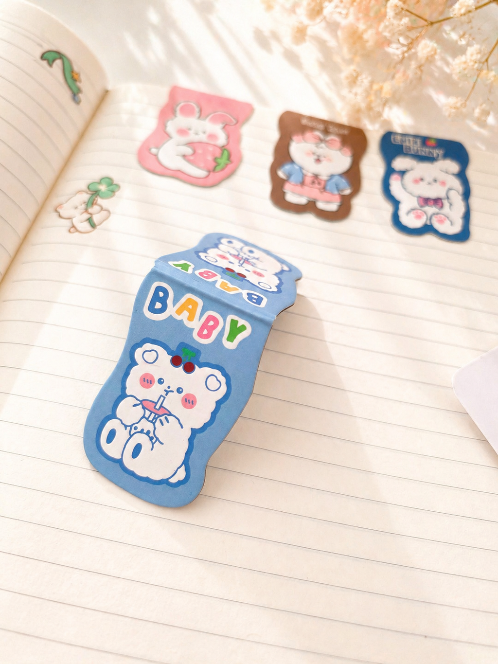 Marque-page magnétique kawaii posé sur un livre ouvert – Mimisu
