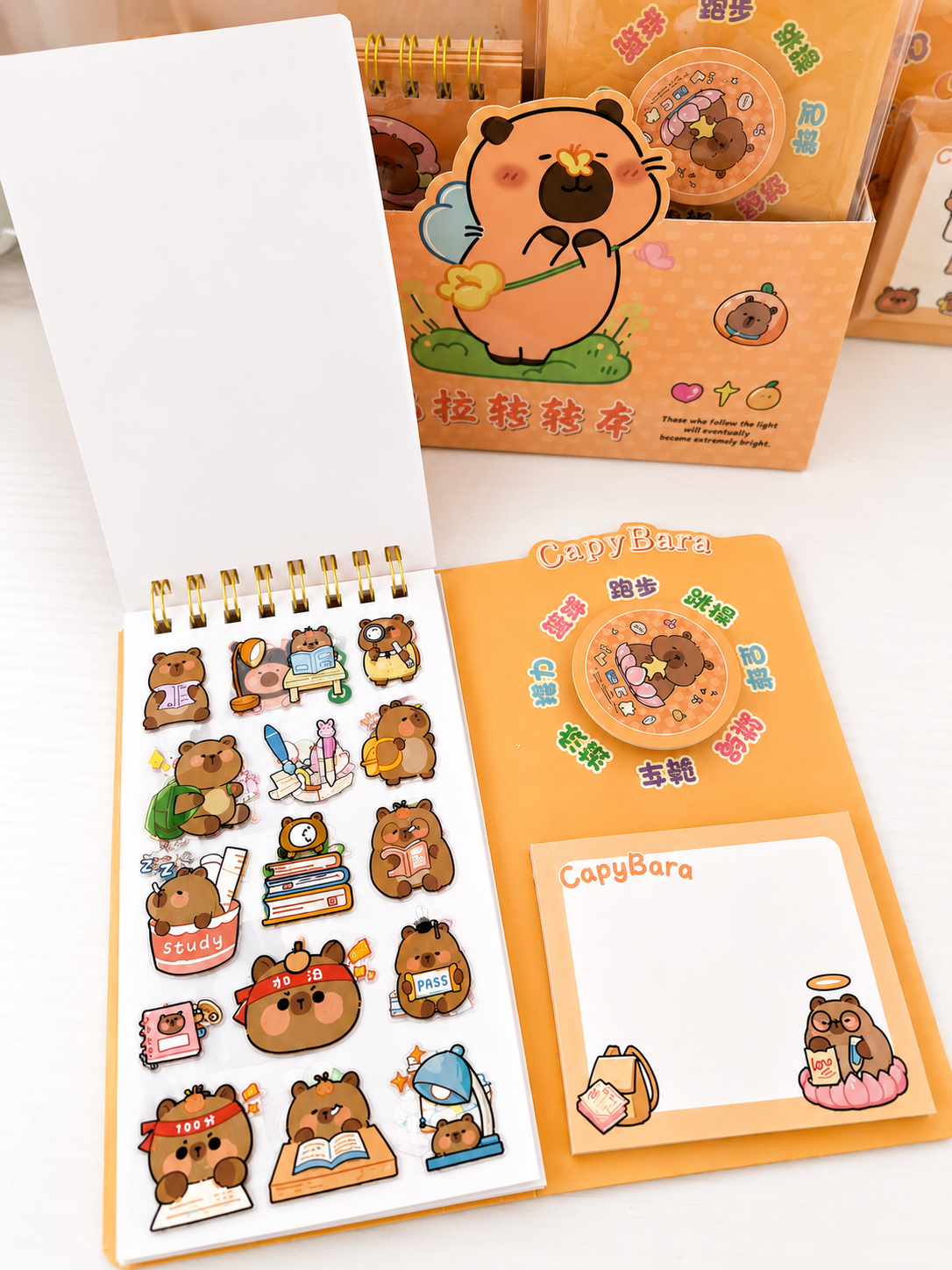 Bloc-notes 3 en 1 kawaii Capybara posé sur un bureau pastel – Mimisu
