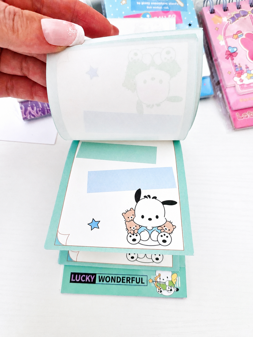 Carnet spirale kawaii Kuromi tenu en main pour montrer la taille – Mimisu
