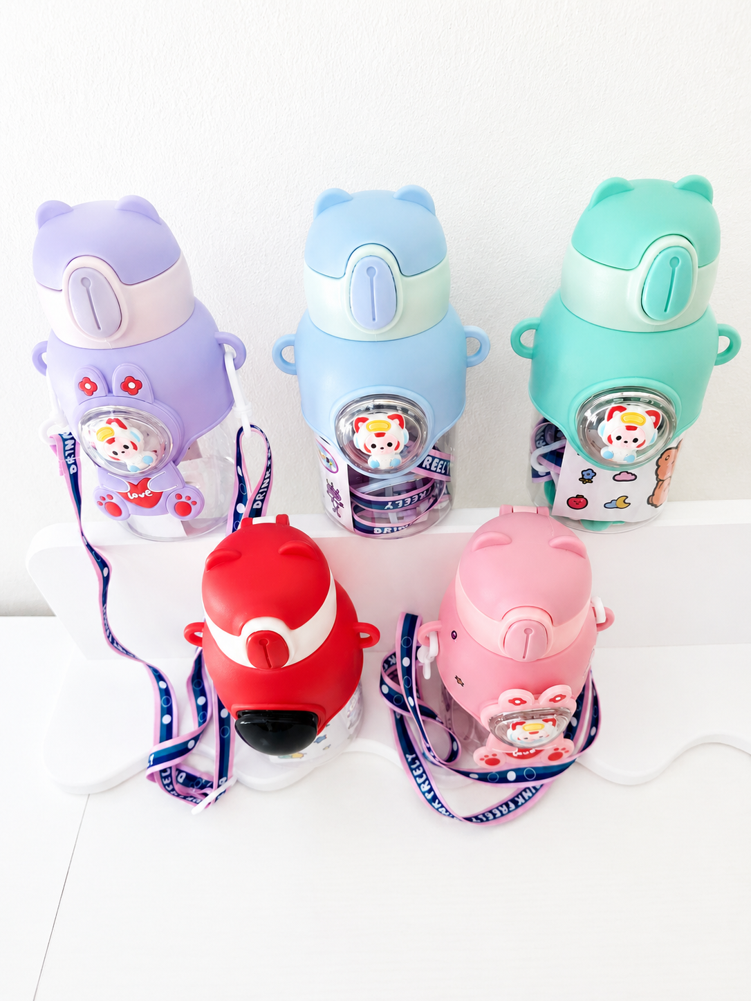 Gourde kawaii chat 600ml avec paille et bandoulière vue de face – Mimisu
