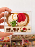 Squishy Gâteau Sweetheart Kawaii Aimanté 🎂 – Boîte Vitrine