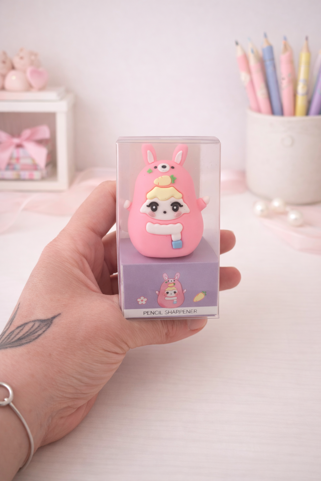 Taille-crayons kawaii ourson tenu en main pour montrer la taille – Mimisu
