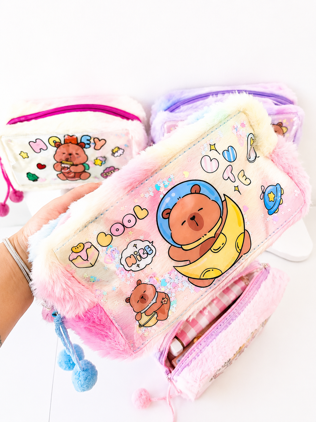 Trousse kawaii Capybara peluche posée sur un bureau pastel – Mimisu
