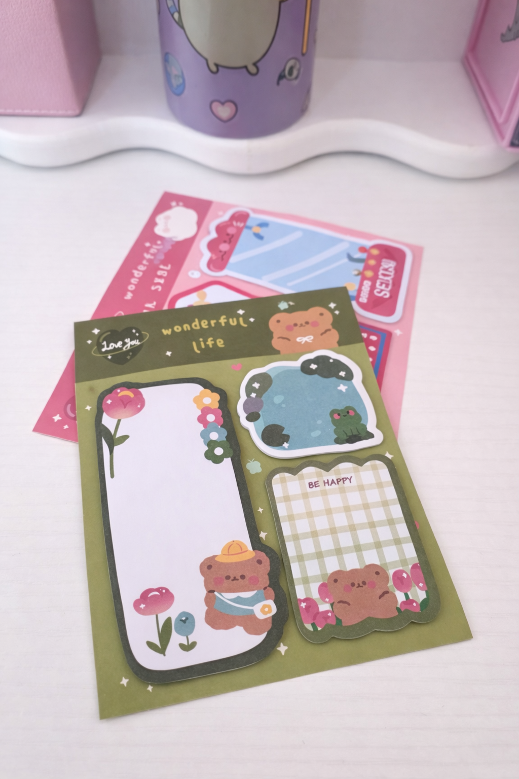 Post-its kawaii posés sur un bureau organisé – Mimisu
