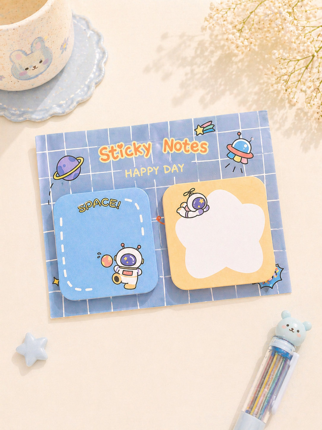 Bloc-notes kawaii Happy Day posé sur un bureau pastel – Mimisu
