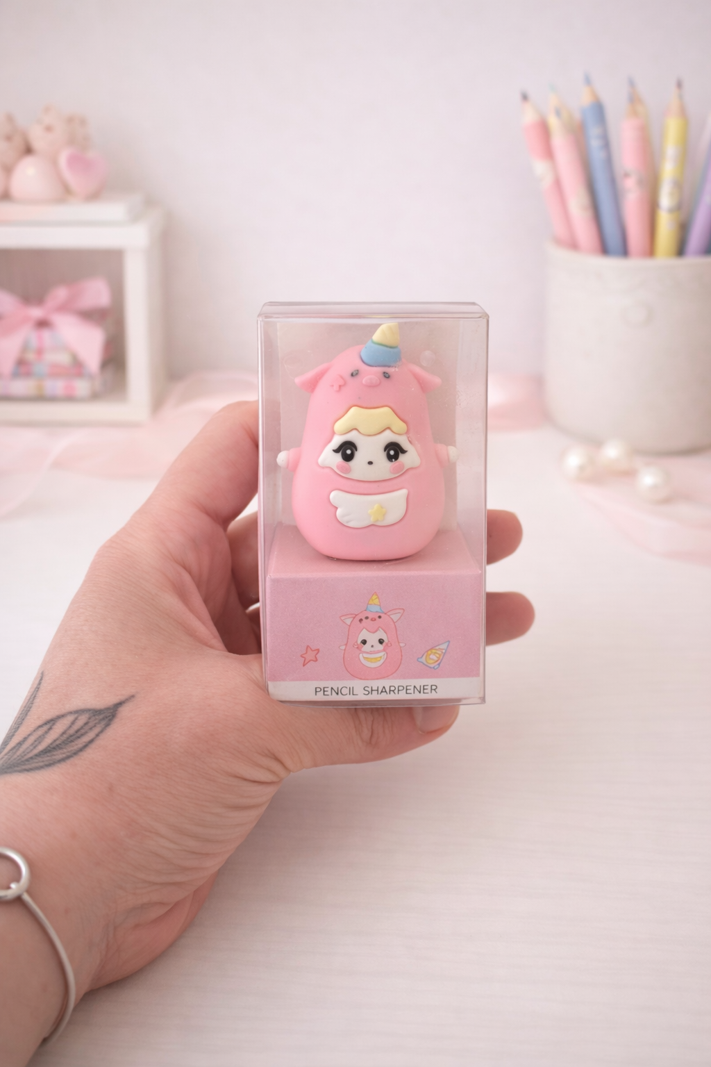 Taille-crayons kawaii ourson posé sur un bureau avec des crayons – Mimisu
