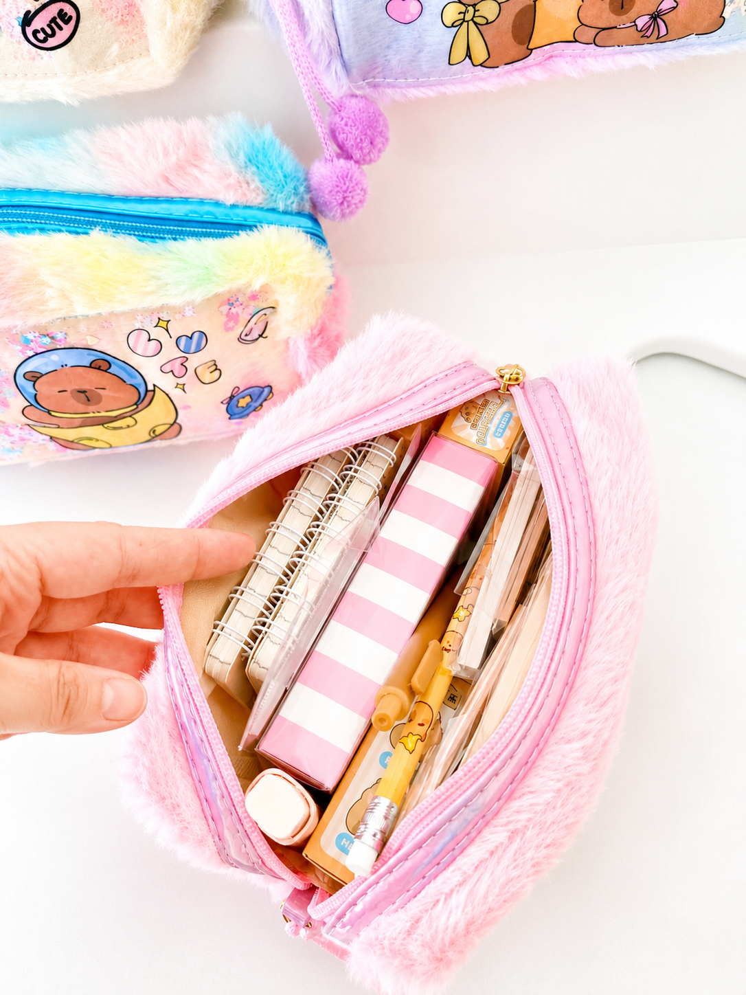 Trousse kawaii Capybara peluche détail texture peluche douce – Mimisu
