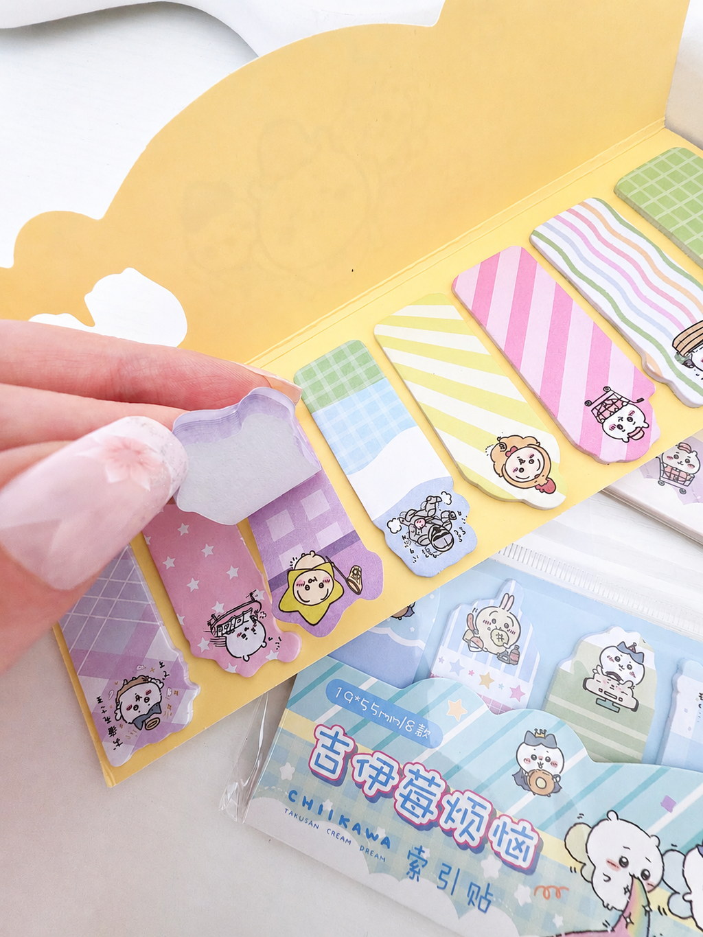 Marque-pages kawaii Chiikawa tenus en main pour montrer la taille – Mimisu
