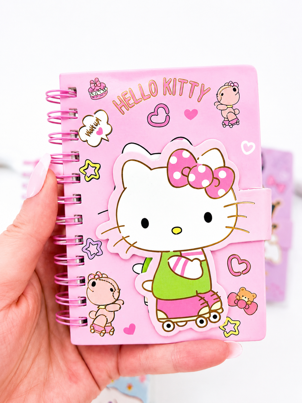 Carnet pocket Sanrio kawaii tenu en main pour montrer la taille – Mimisu
