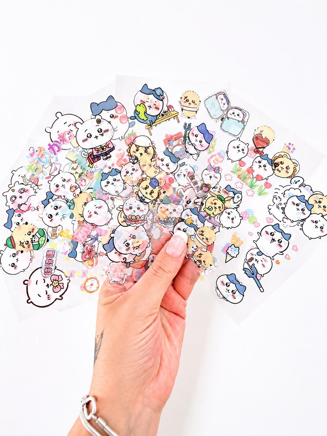 Stickers Chiikawa kawaii tenus en main pour montrer la taille – Mimisu
