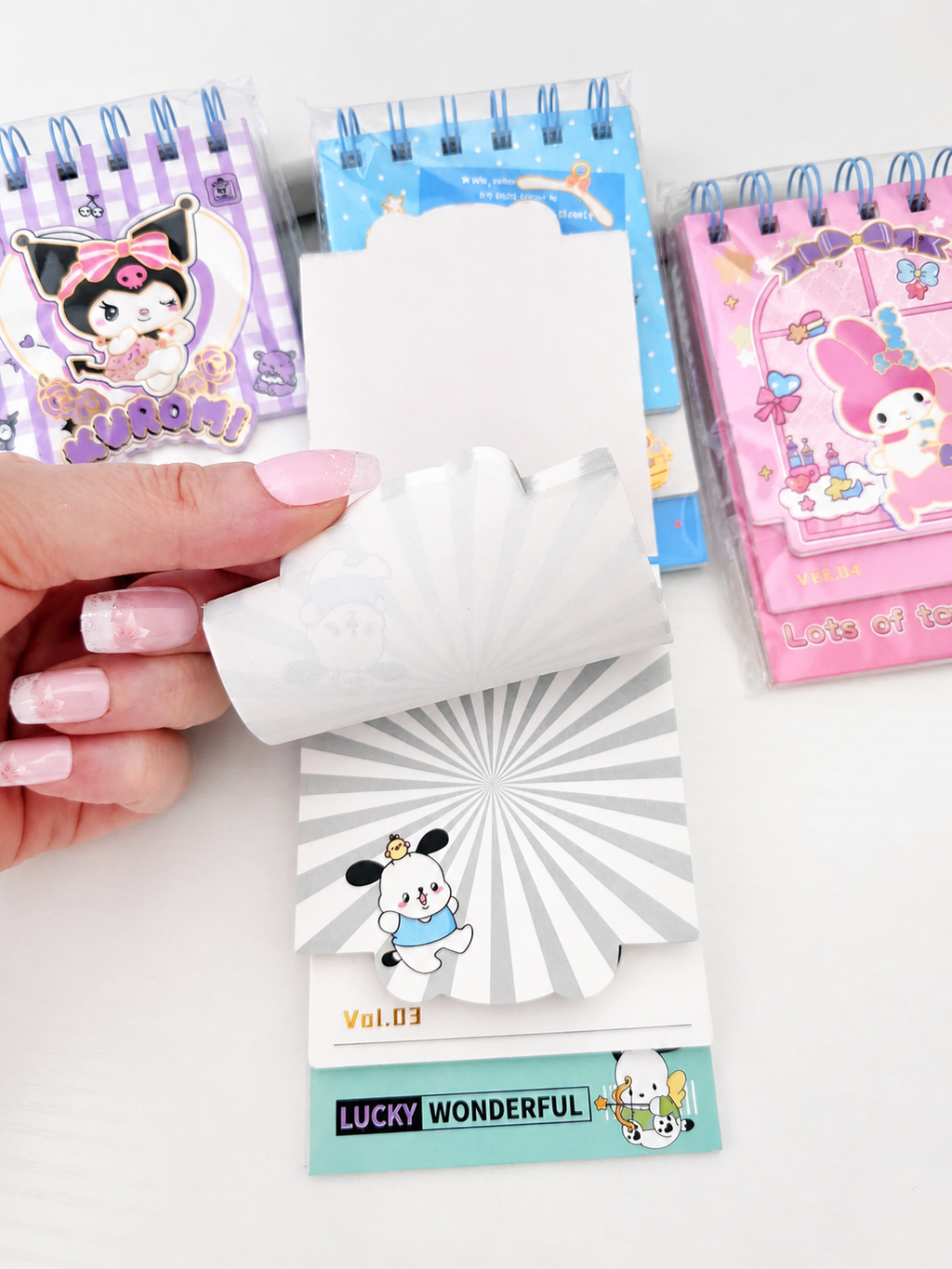 Carnet spirale kawaii Kuromi posé sur un bureau pastel – Mimisu
