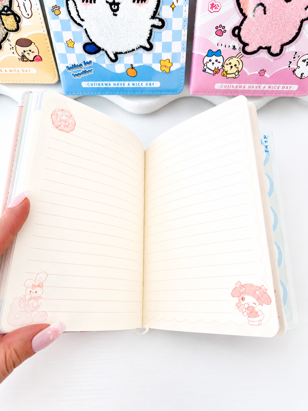 Carnet Chiikawa Minikawa tenu en main pour montrer la taille – Mimisu
