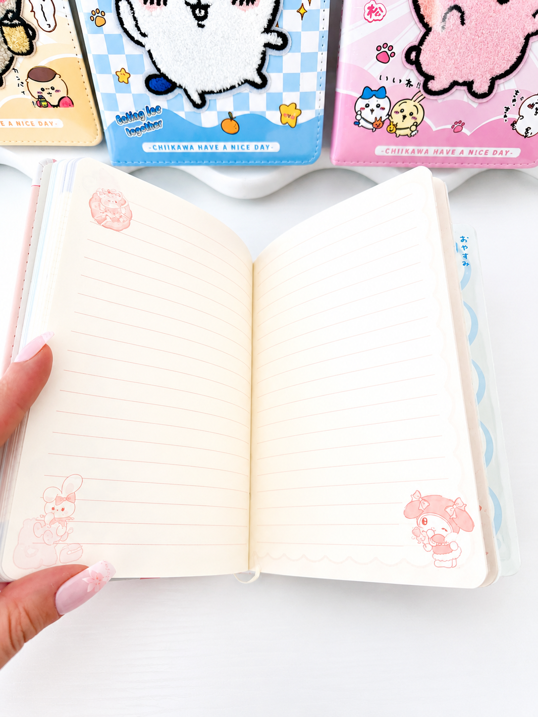 Carnet Chiikawa Minikawa tenu en main pour montrer la taille – Mimisu

