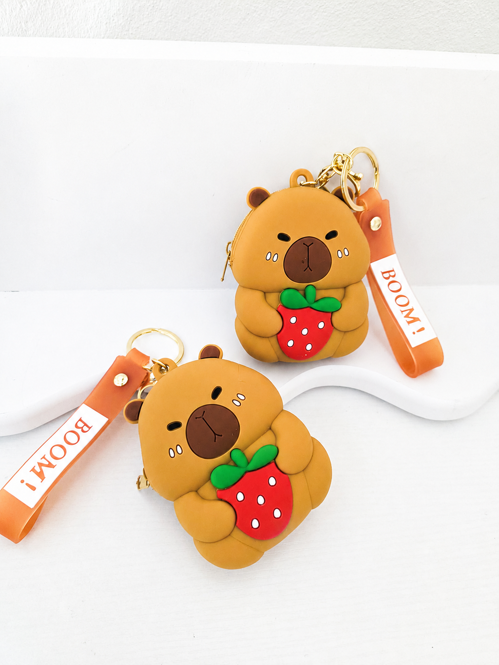 Porte-Monnaie Capybara Fraise en Silicone + Bracelet Porte-Clés