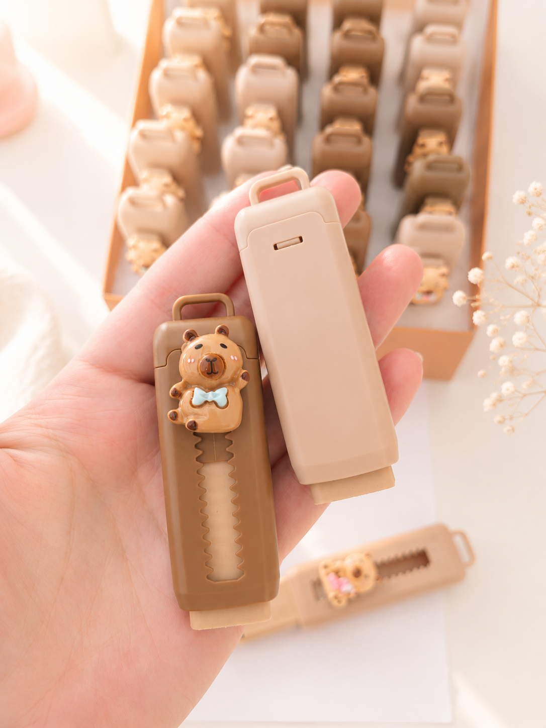Gomme rétractable kawaii Capybara tenue en main pour montrer la taille – Mimisu

