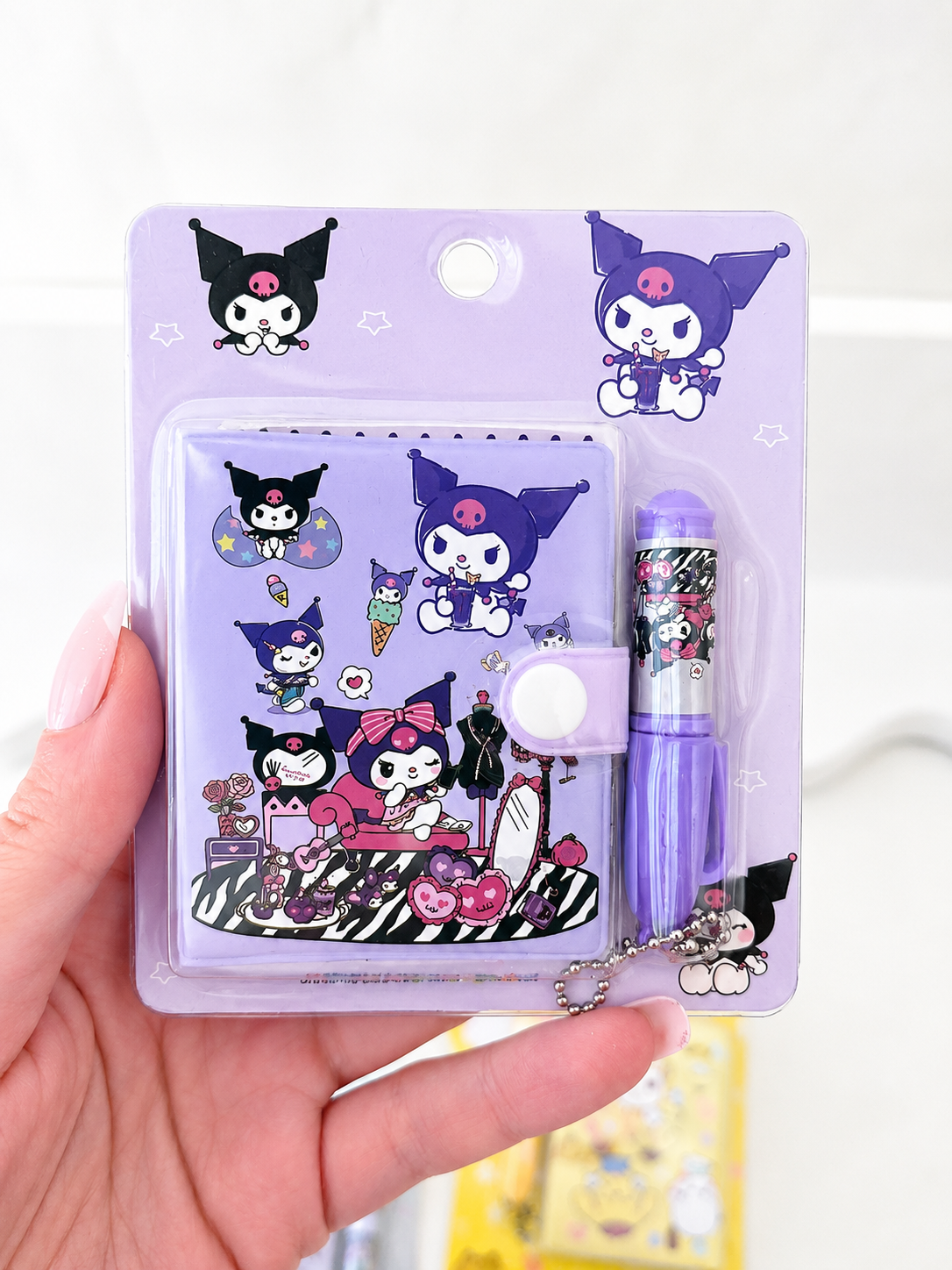 Mini carnet kawaii Sanrio et stylo posés sur un bureau pastel – Mimisu
