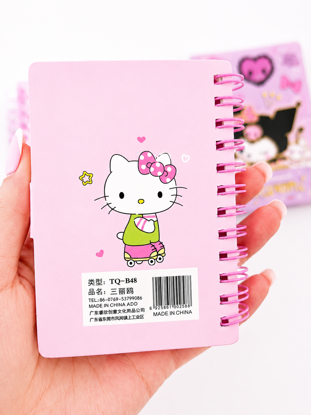 Carnet pocket Sanrio kawaii posé sur un bureau pastel – Mimisu
