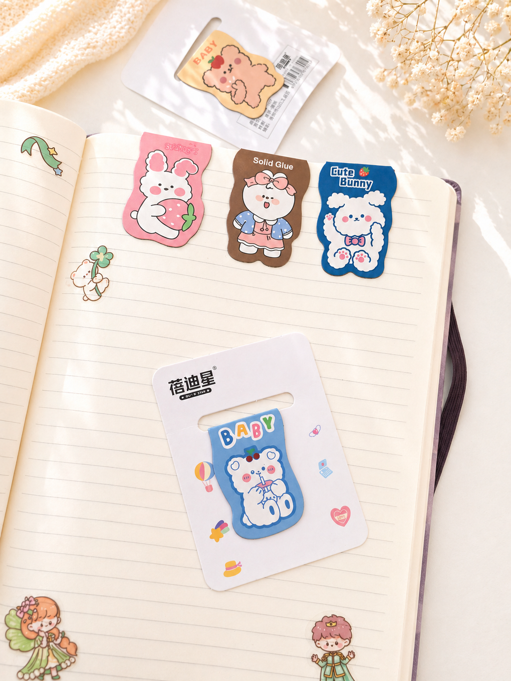 Marque-page magnétique kawaii tenu en main pour montrer la taille – Mimisu
