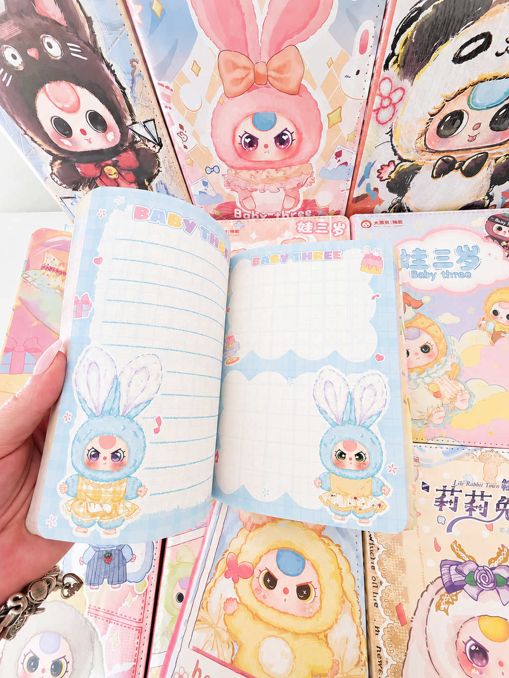 Carnet journaling kawaii Baby Three posé sur un bureau pastel – Mimisu
