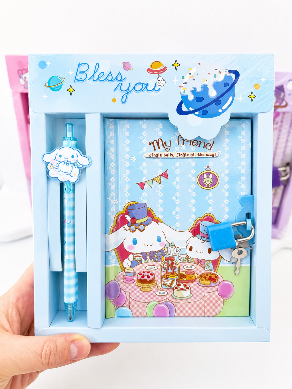 Coffret journal intime kawaii Sanrio tenu en main pour montrer la taille – Mimisu
