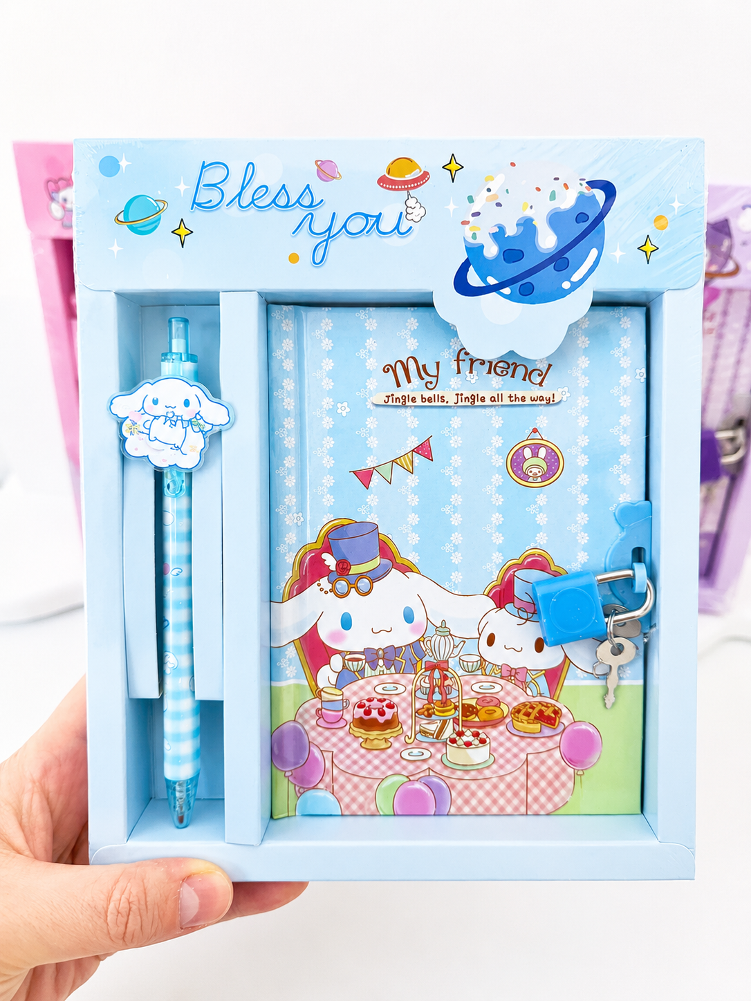 Coffret journal intime kawaii Sanrio tenu en main pour montrer la taille – Mimisu
